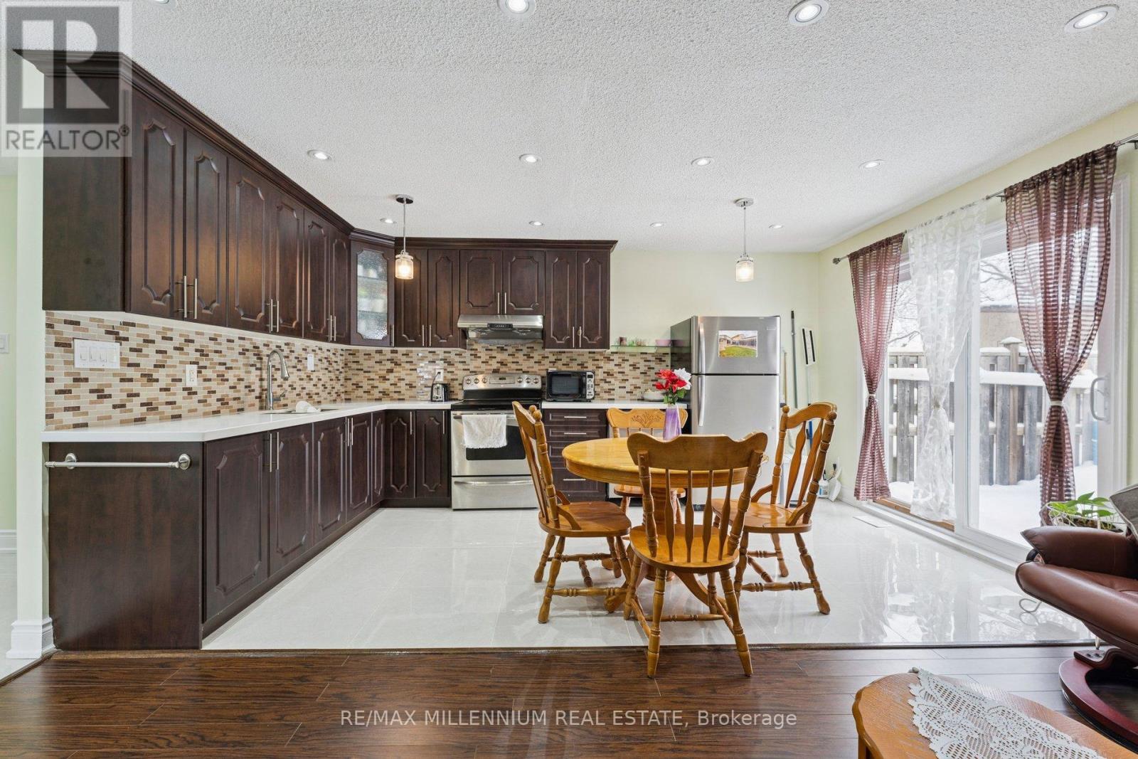 17 Haley Court, Brampton, Ontario  L6S 1N6 - Photo 9 - W12763958