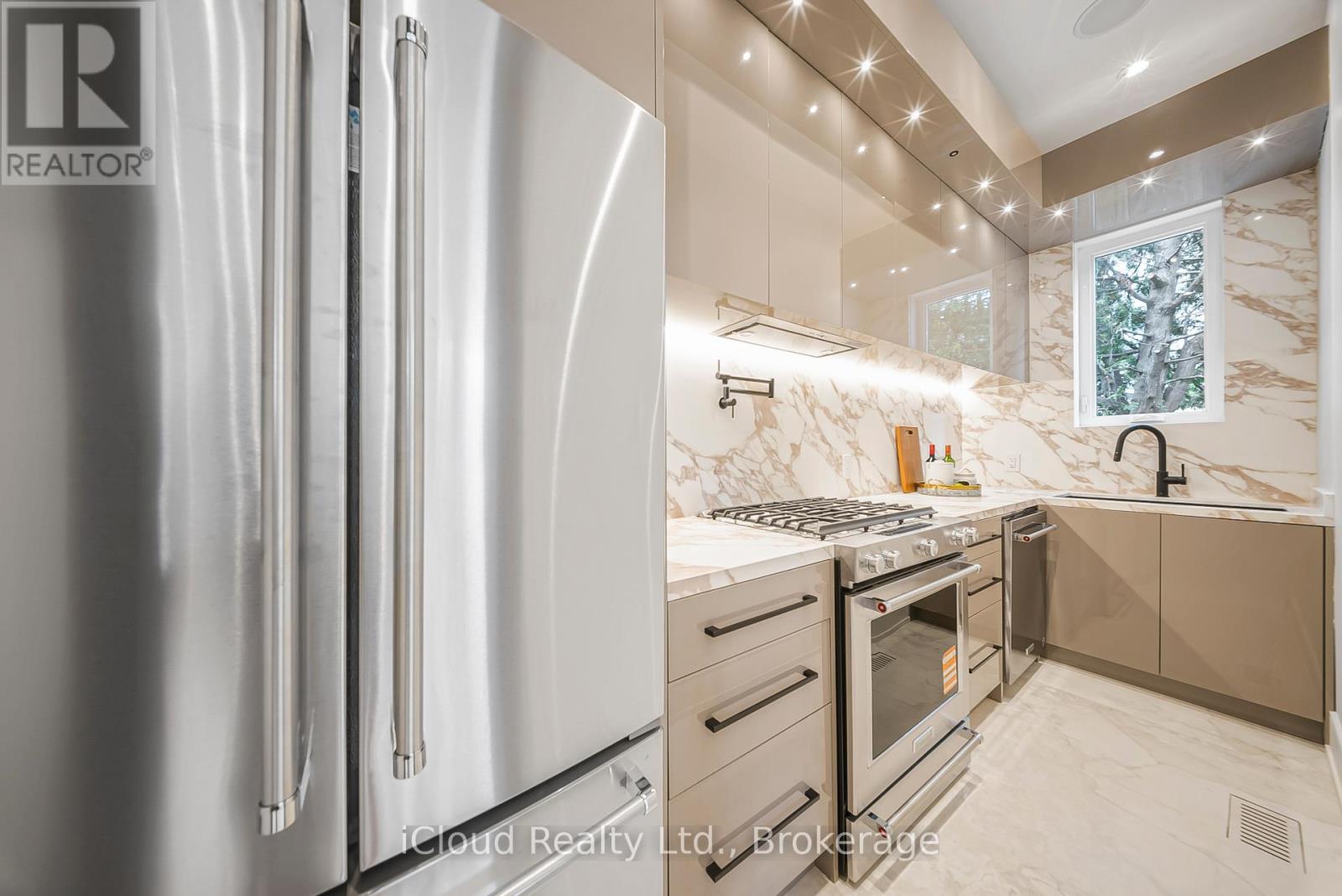 1374 Tansley Drive, Oakville, Ontario  L6L 2N4 - Photo 9 - W12768750