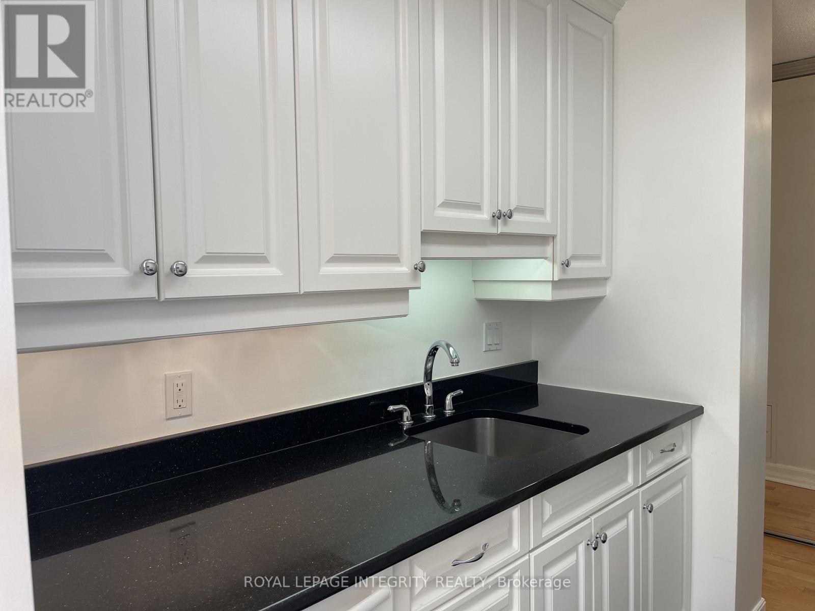 1006 - 71 Somerset Street W, Ottawa, Ontario  K2P 2G2 - Photo 13 - X12768844