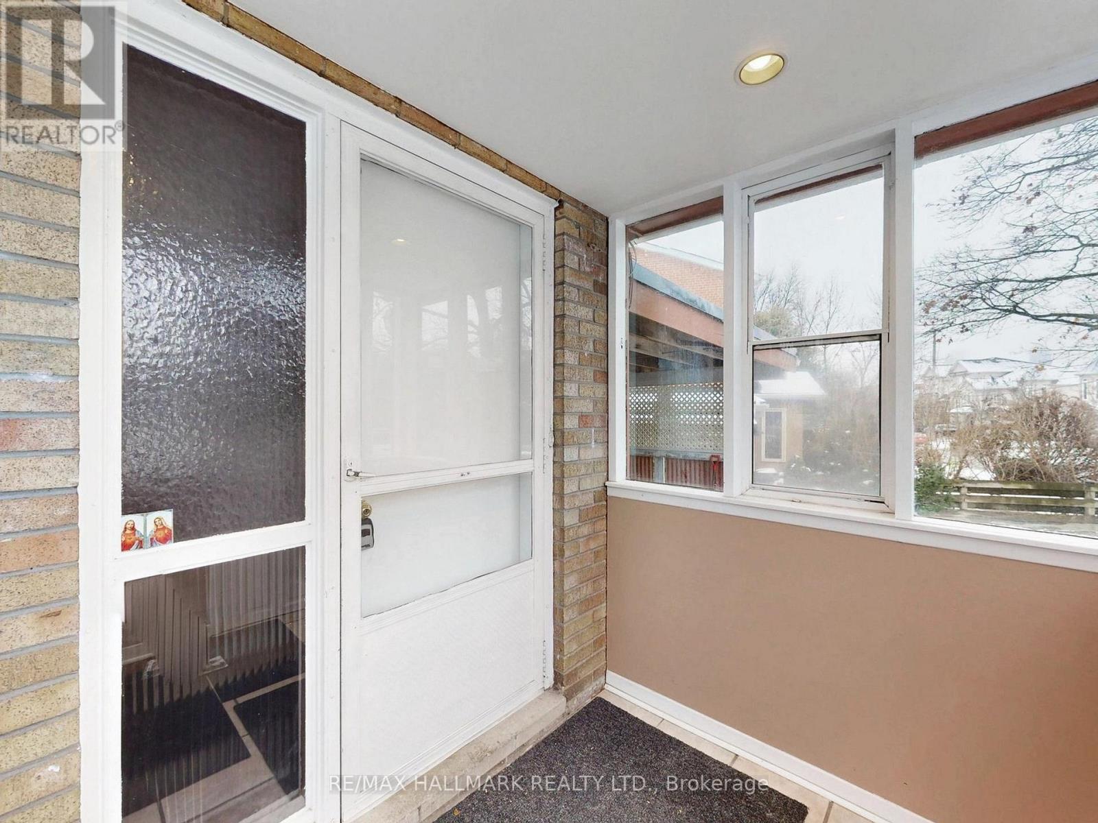 142 Barber Greene Road, Toronto, Ontario  M3C 2A6 - Photo 4 - C12663072