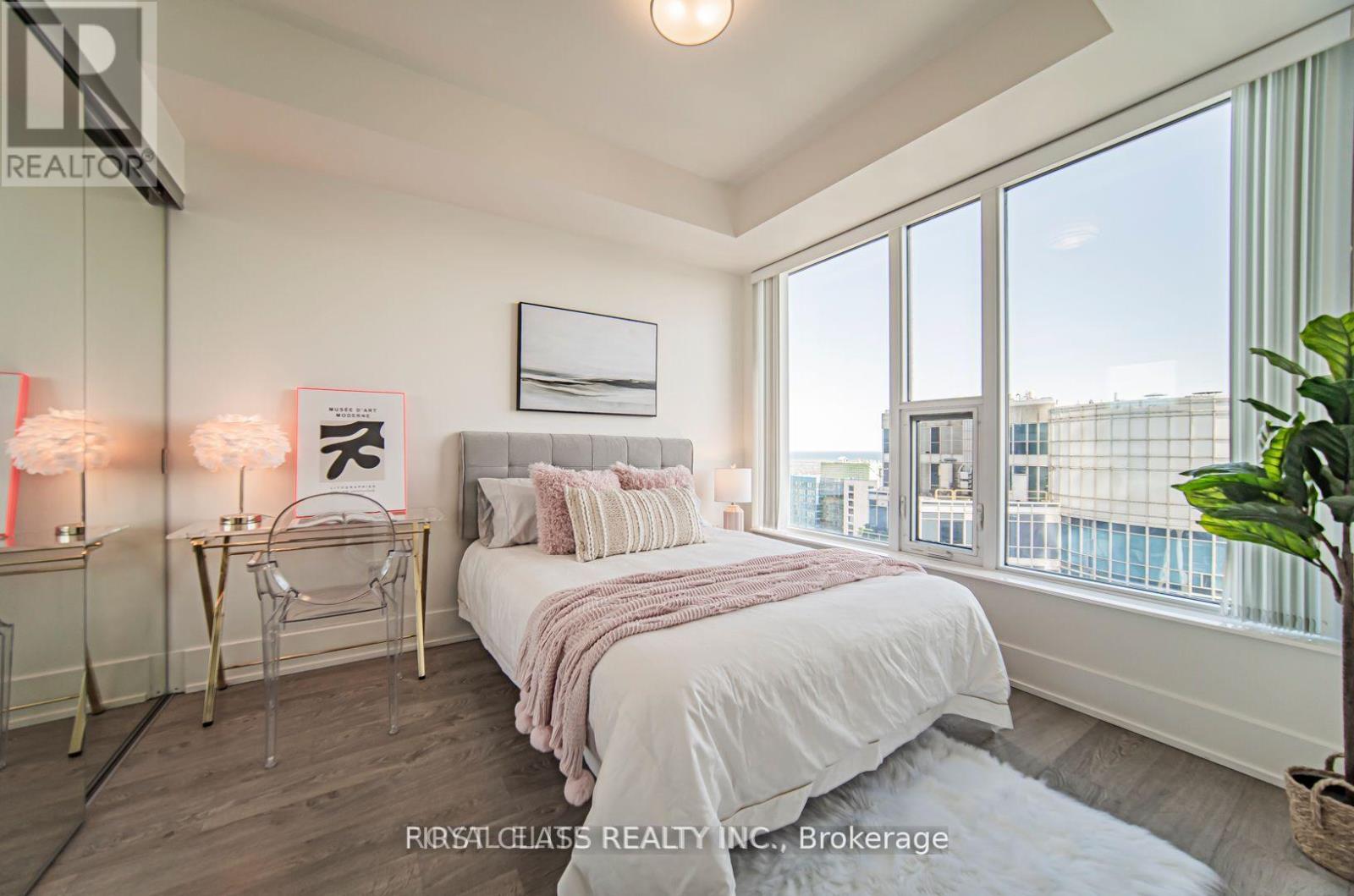 3908 - 10 York Street, Toronto (Waterfront Communities), Ontario  M5J 0E1 - Photo 8 - C12768772