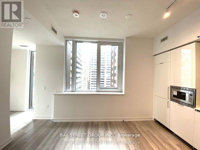 1203 - 238 Simcoe Street, Toronto (Kensington-Chinatown), Ontario  M5T 1T4 - Photo 4 - C12768810