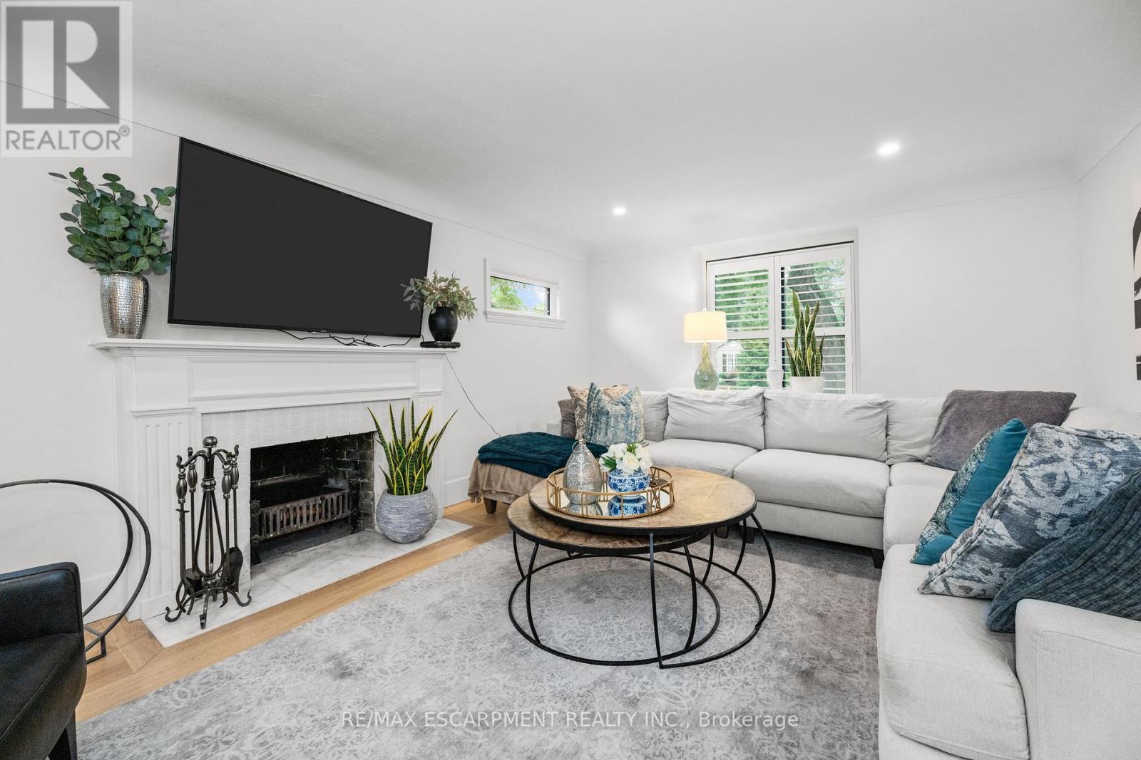 1390 Halifax Place, Burlington (Brant), Ontario  L7S 1J6 - Photo 7 - W12768764