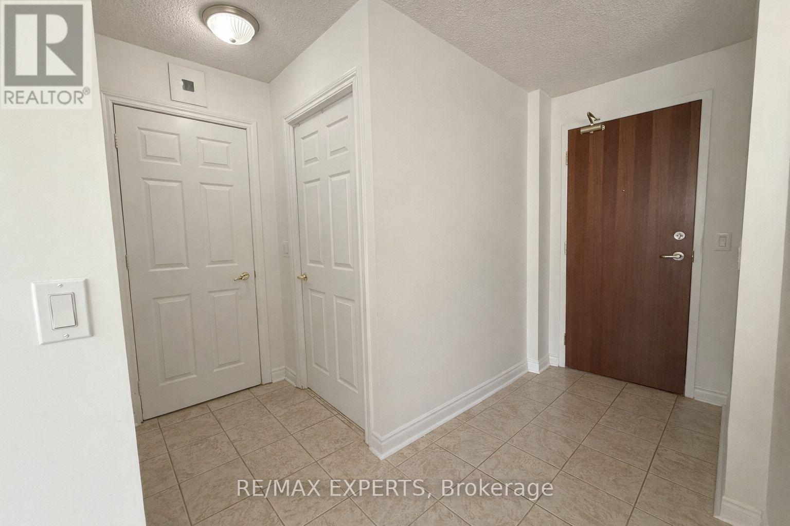 2105 - 5 Michael Power Place, Toronto, Ontario  M9A 0A3 - Photo 5 - W12768770