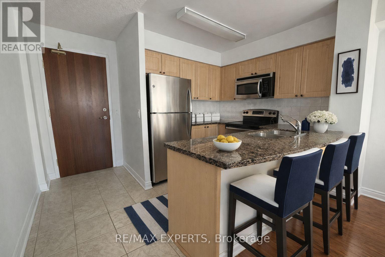 2105 - 5 Michael Power Place, Toronto, Ontario  M9A 0A3 - Photo 6 - W12768770