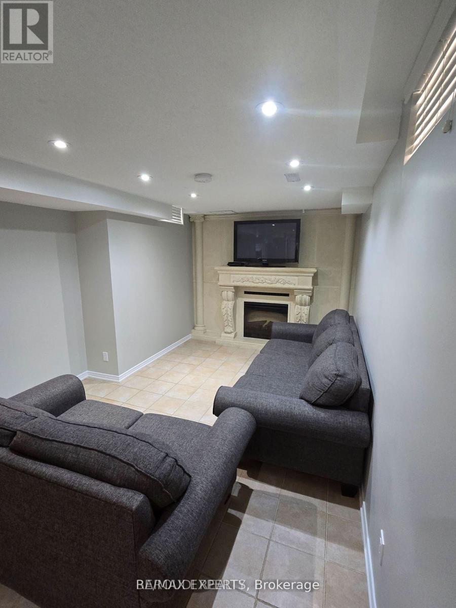 Lower - 19 Rory Road, Toronto (Maple Leaf), Ontario  M6L 3E9 - Photo 9 - W12768818