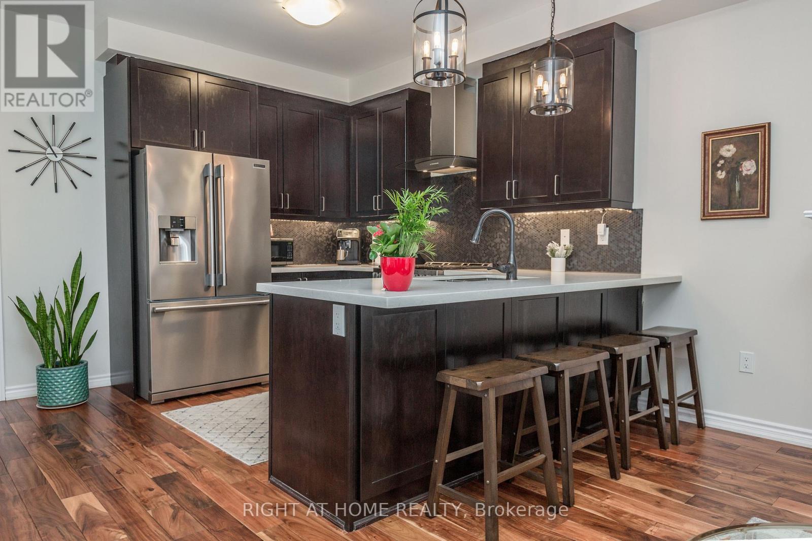 102 Upper Canada Court, Halton Hills (Georgetown), Ontario  L7G 0L2 - Photo 12 - W12768822