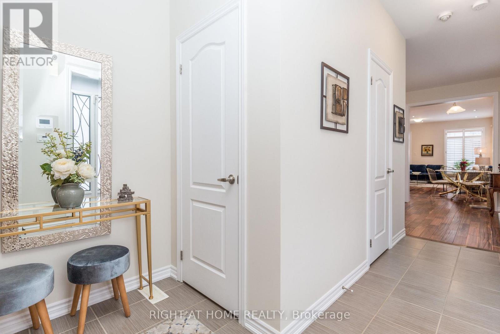 102 Upper Canada Court, Halton Hills (Georgetown), Ontario  L7G 0L2 - Photo 5 - W12768822