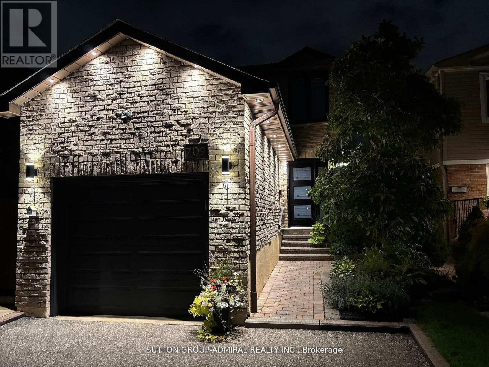 709 Greycedar Crescent, Mississauga (Rathwood), Ontario  L4W 3J4 - Photo 31 - W12768854