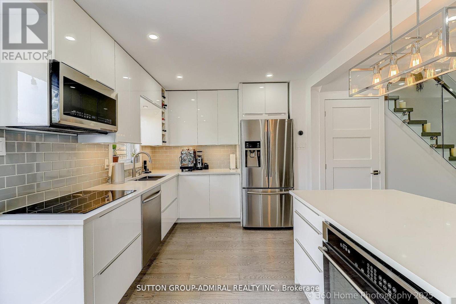 709 Greycedar Crescent, Mississauga (Rathwood), Ontario  L4W 3J4 - Photo 5 - W12768854