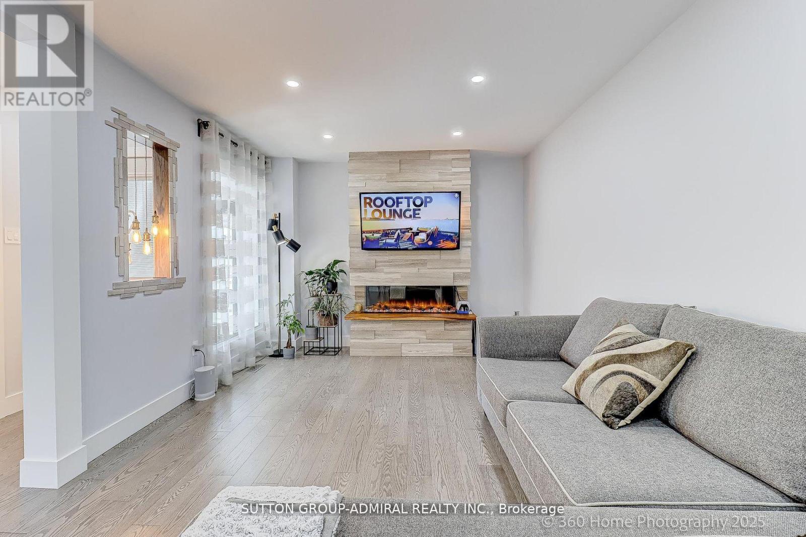 709 Greycedar Crescent, Mississauga (Rathwood), Ontario  L4W 3J4 - Photo 6 - W12768854