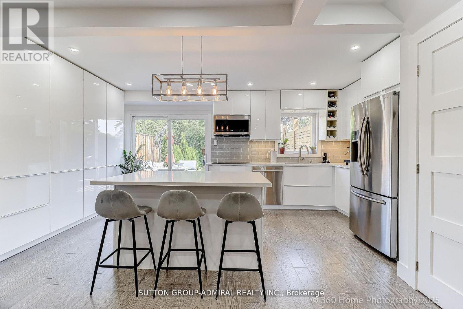 709 Greycedar Crescent, Mississauga (Rathwood), Ontario  L4W 3J4 - Photo 7 - W12768854