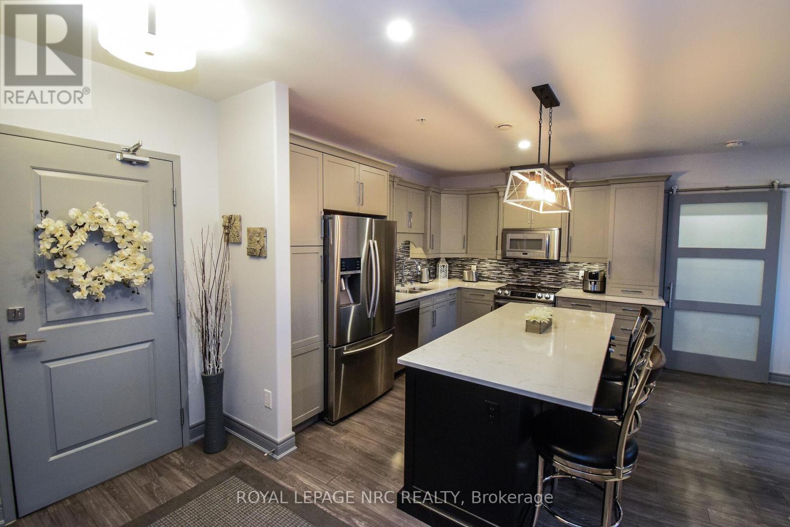 305 - 379 Scott Street, St. Catharines, Ontario  L2M 3W2 - Photo 6 - X12768864