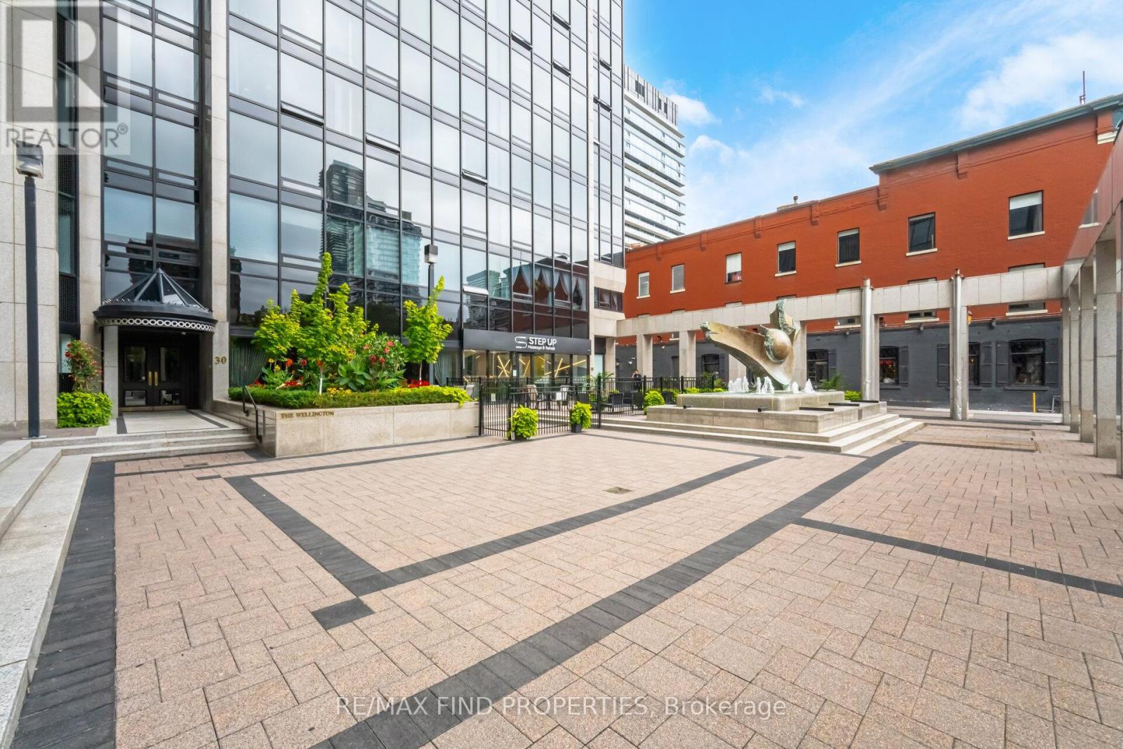 1702 - 30 Wellington Street E, Toronto, Ontario  M5E 1S3 - Photo 2 - C12768908