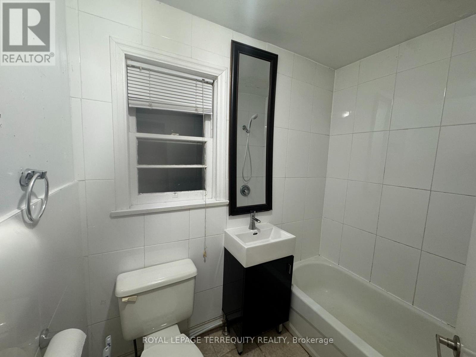 Top Floor - 127 Sheppard Avenue W, Toronto, Ontario  M2N 1M7 - Photo 9 - C12768936