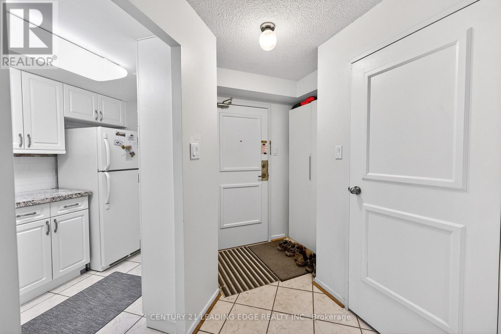 1024 - 77 Maitland Place, Toronto, Ontario  M4Y 2V6 - Photo 7 - C12768966