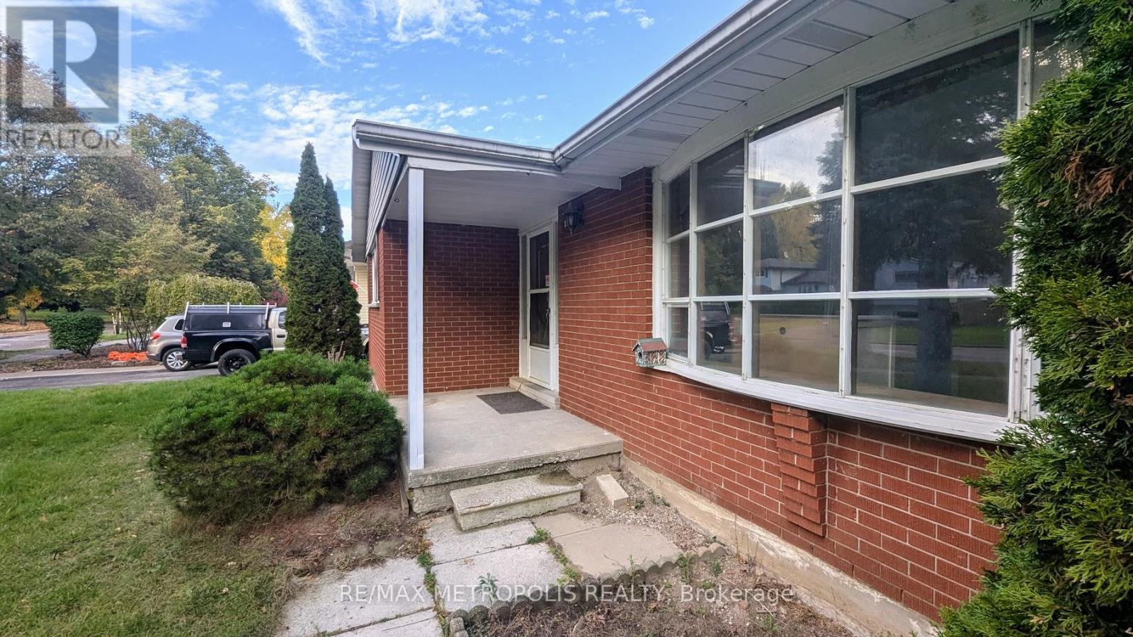 83 Longwood Drive, Waterloo, Ontario  N2L 4B6 - Photo 3 - X12768912