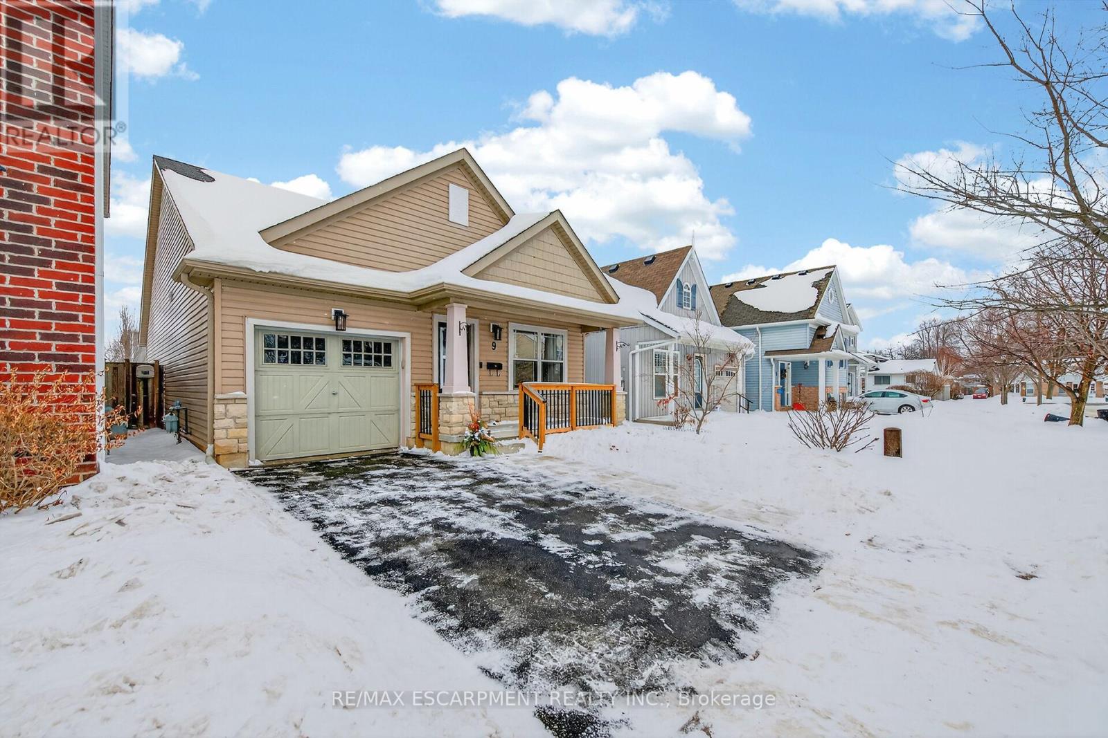 9 Chicory Crescent, St. Catharines, Ontario  L2R 0A6 - Photo 1 - X12769060