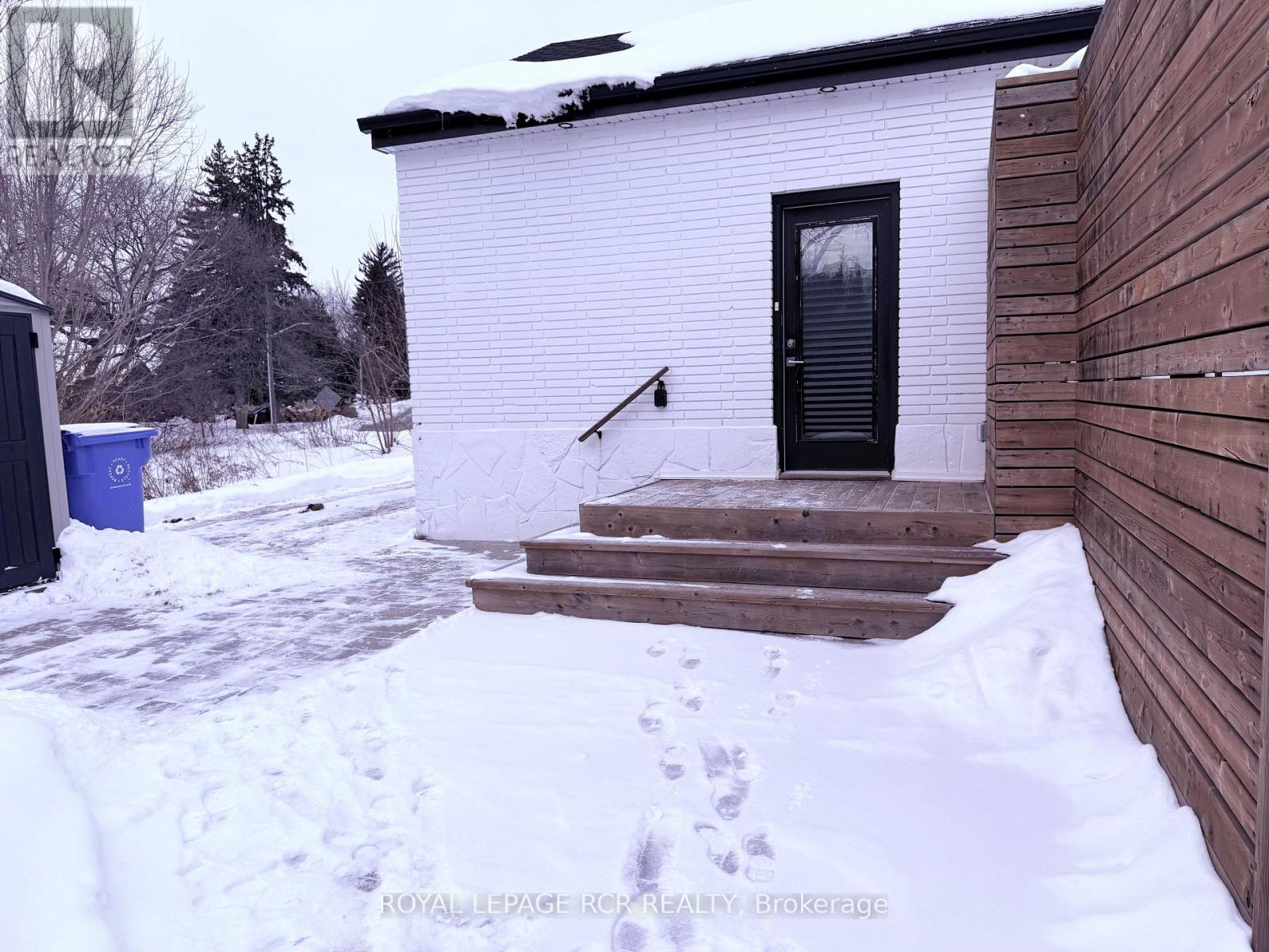 86 Roxborough Road, Newmarket (Gorham-College Manor), Ontario  L3Y 3L2 - Photo 2 - N12768902