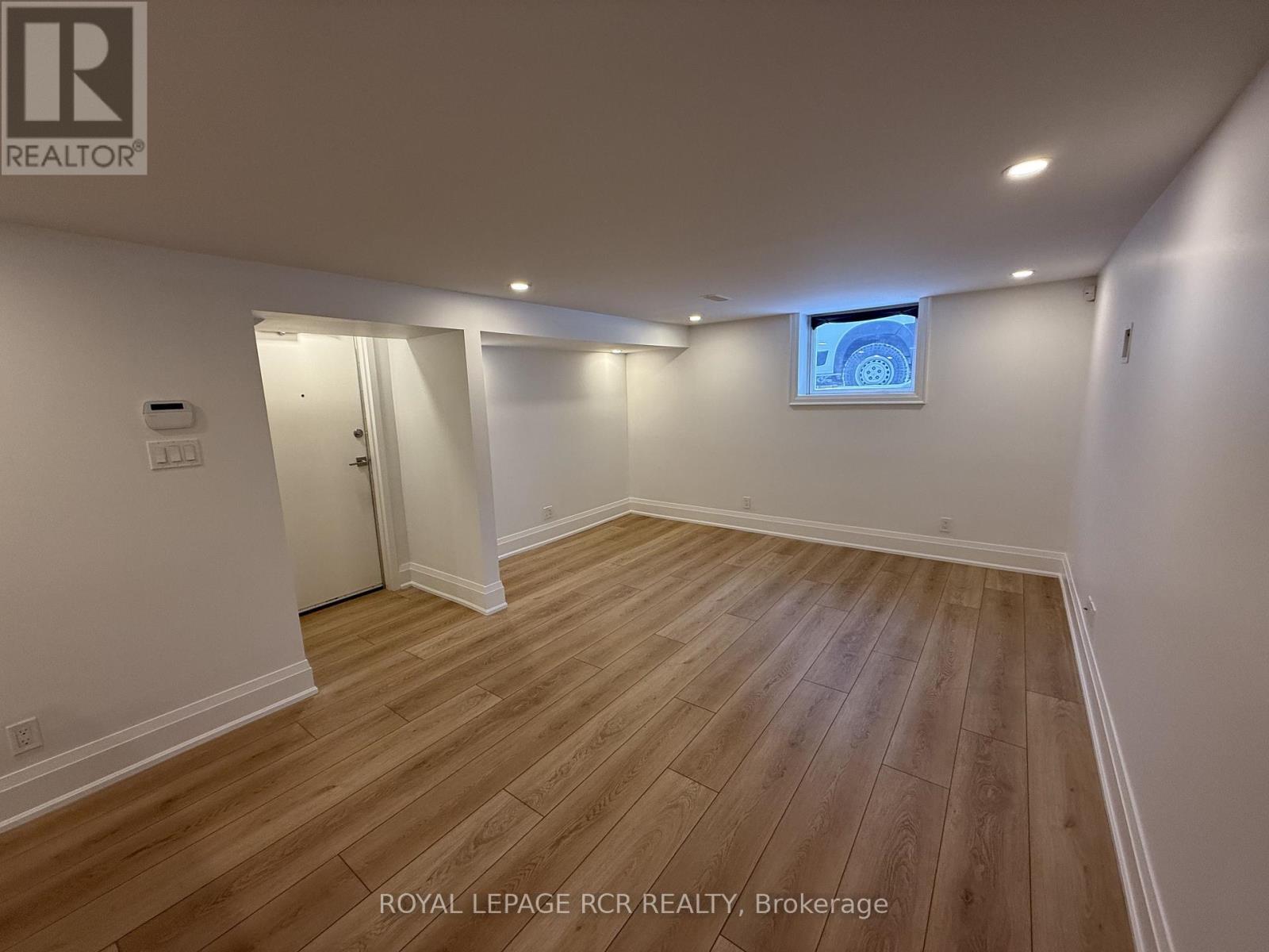 86 Roxborough Road, Newmarket (Gorham-College Manor), Ontario  L3Y 3L2 - Photo 4 - N12768902