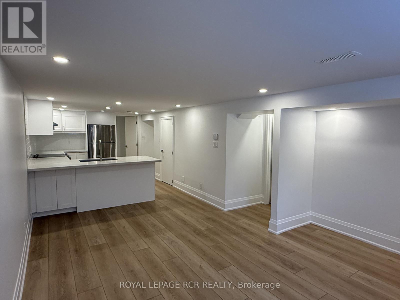 86 Roxborough Road, Newmarket (Gorham-College Manor), Ontario  L3Y 3L2 - Photo 5 - N12768902