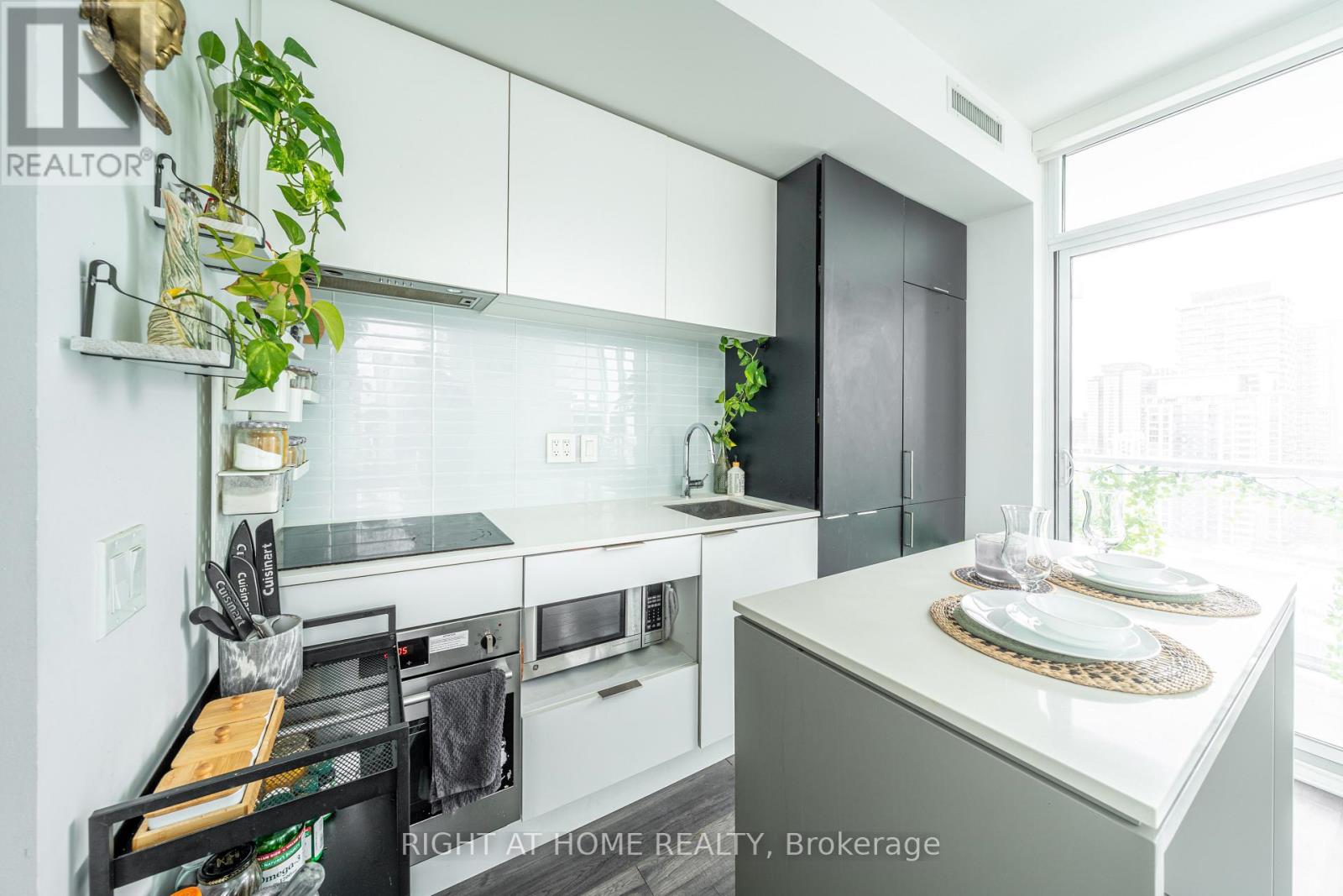 1806 - 33 Helendale Avenue, Toronto, Ontario  M4R 0A4 - Photo 2 - C12769230