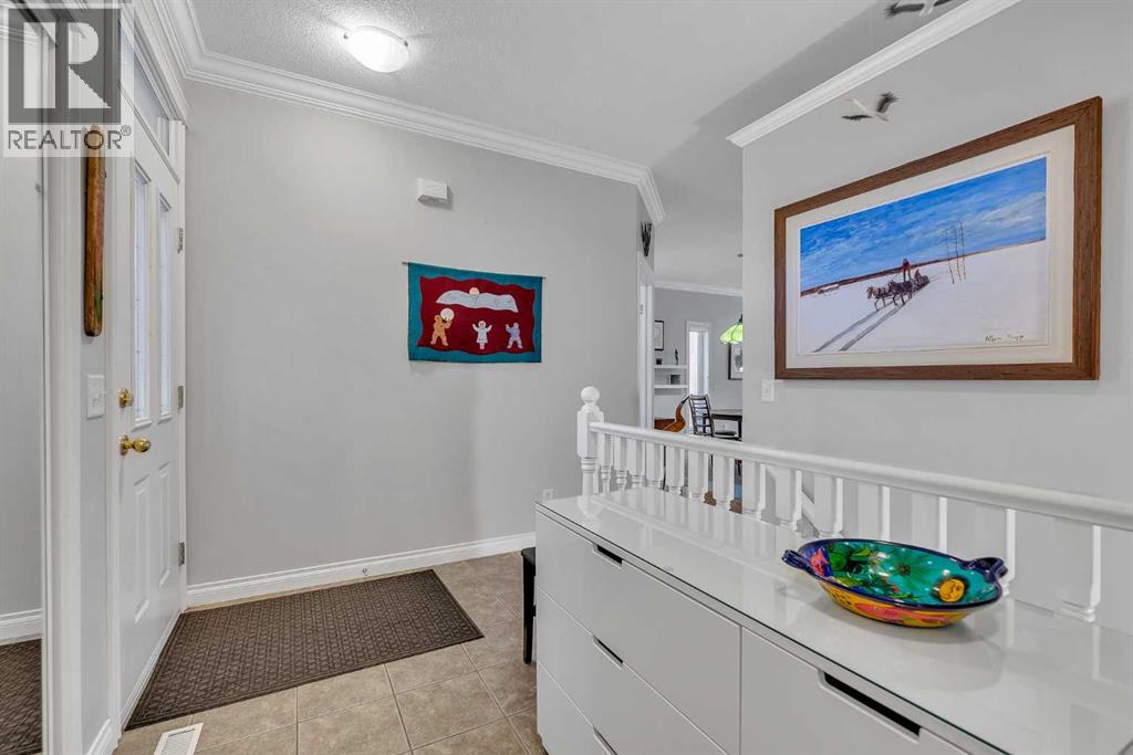 33 Shannon Estates Terrace Sw, Calgary, Alberta  T2Y 4C3 - Photo 3 - A2280542