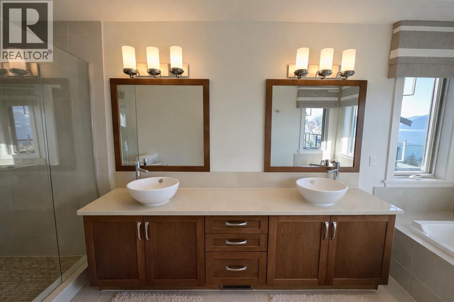 700 Ocean Crest Drive, Furry Creek, British Columbia  V8B 1A3 - Photo 10 - R3087611