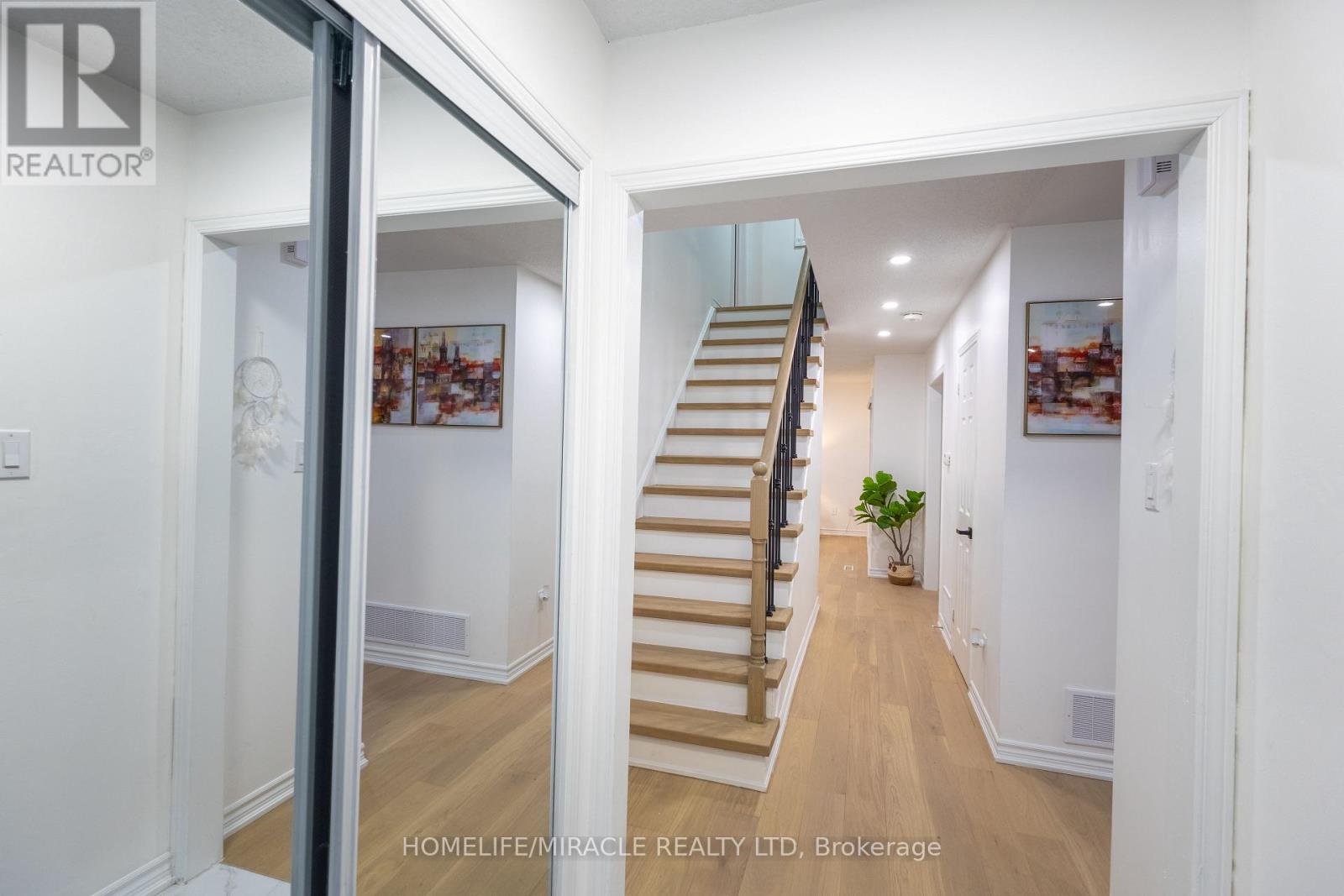 2 Santa Anita Court, Brampton, Ontario  L6Y 4P8 - Photo 4 - W12769286