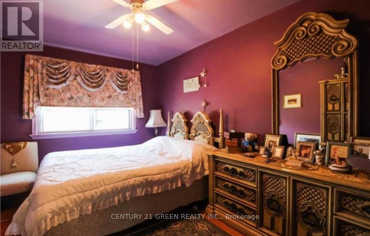 18 Roseglor Crescent, Toronto, Ontario  M1P 3T6 - Photo 11 - E12769294