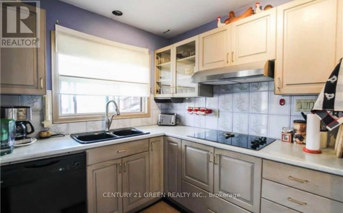 18 Roseglor Crescent, Toronto, Ontario  M1P 3T6 - Photo 7 - E12769294