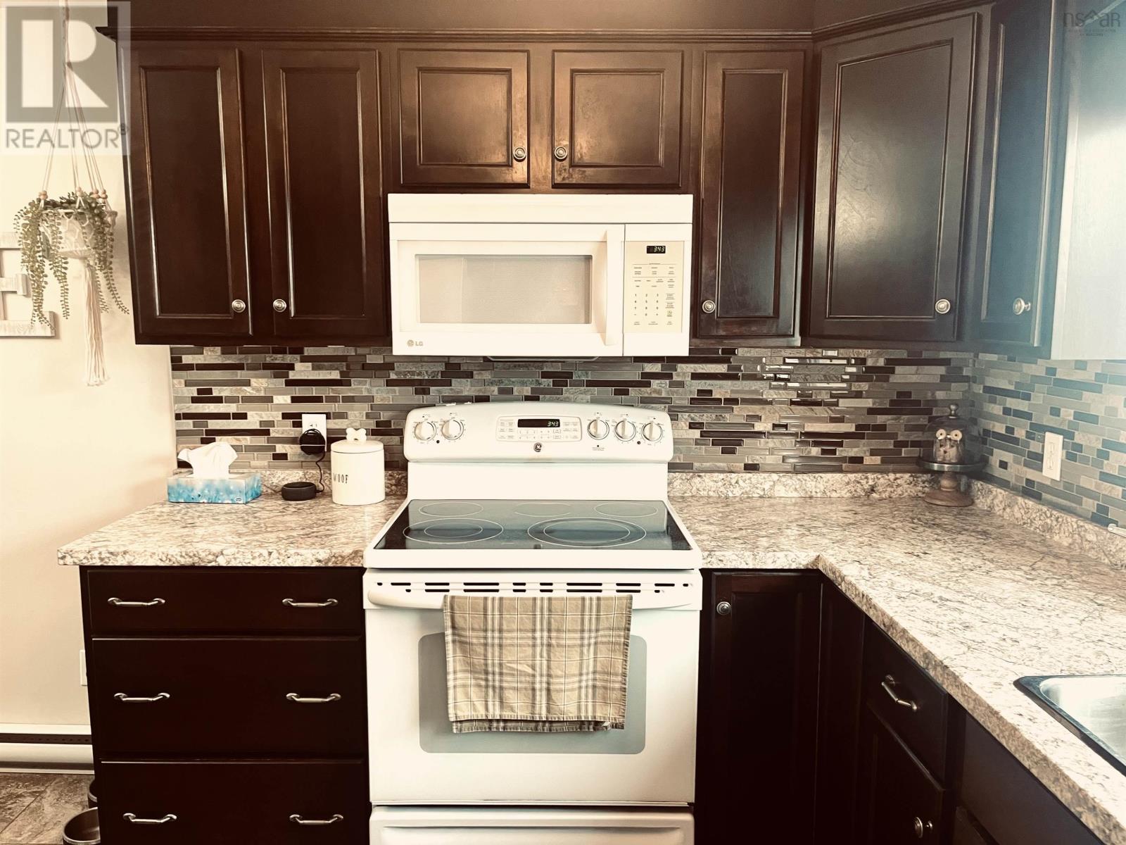 10 Don-Gordon Street, Glace Bay, Nova Scotia  B1A 6A2 - Photo 4 - 202602361