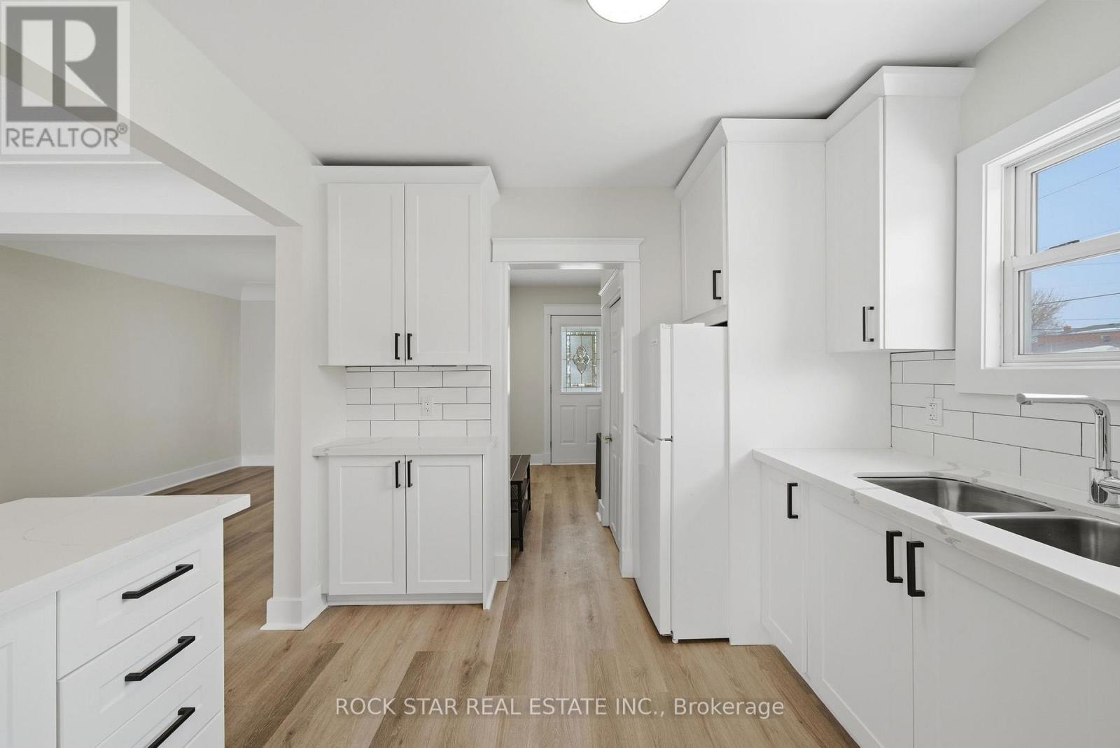 1198 Dunsmure Road, Hamilton, Ontario  L8H 1L2 - Photo 12 - X12769304