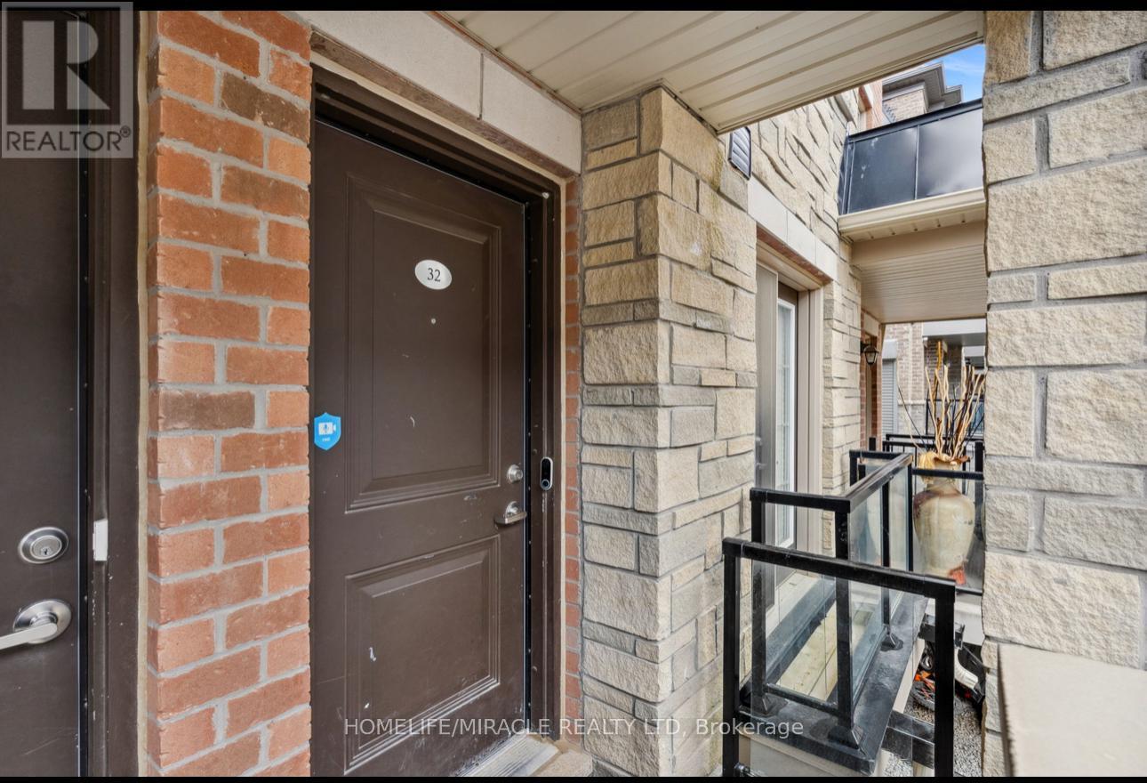 32 - 200 Veterans Drive, Brampton, Ontario  L7A 4S6 - Photo 2 - W12769396