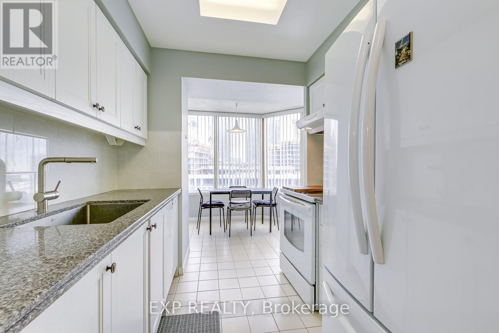 901 - 350 Rathburn Drive W, Mississauga, Ontario  L5B 3Y2 - Photo 10 - W12706968