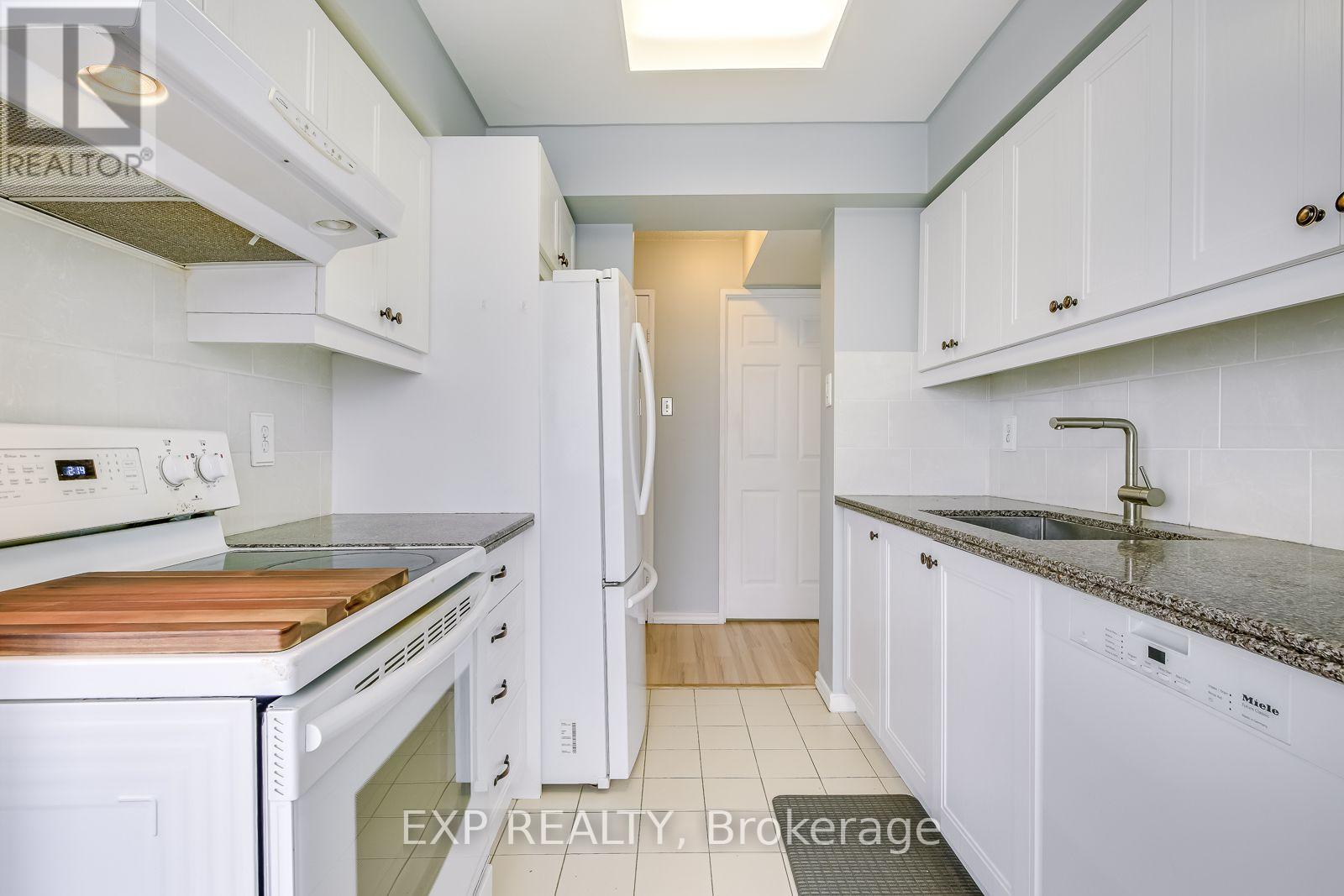 901 - 350 Rathburn Drive W, Mississauga, Ontario  L5B 3Y2 - Photo 12 - W12706968