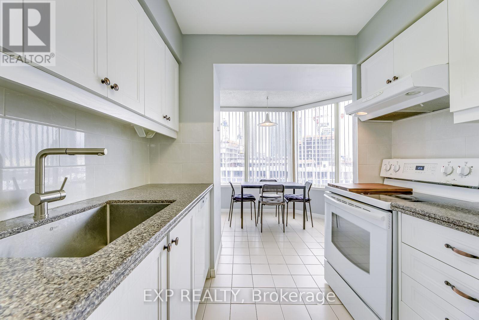 901 - 350 Rathburn Drive W, Mississauga, Ontario  L5B 3Y2 - Photo 11 - W12706968