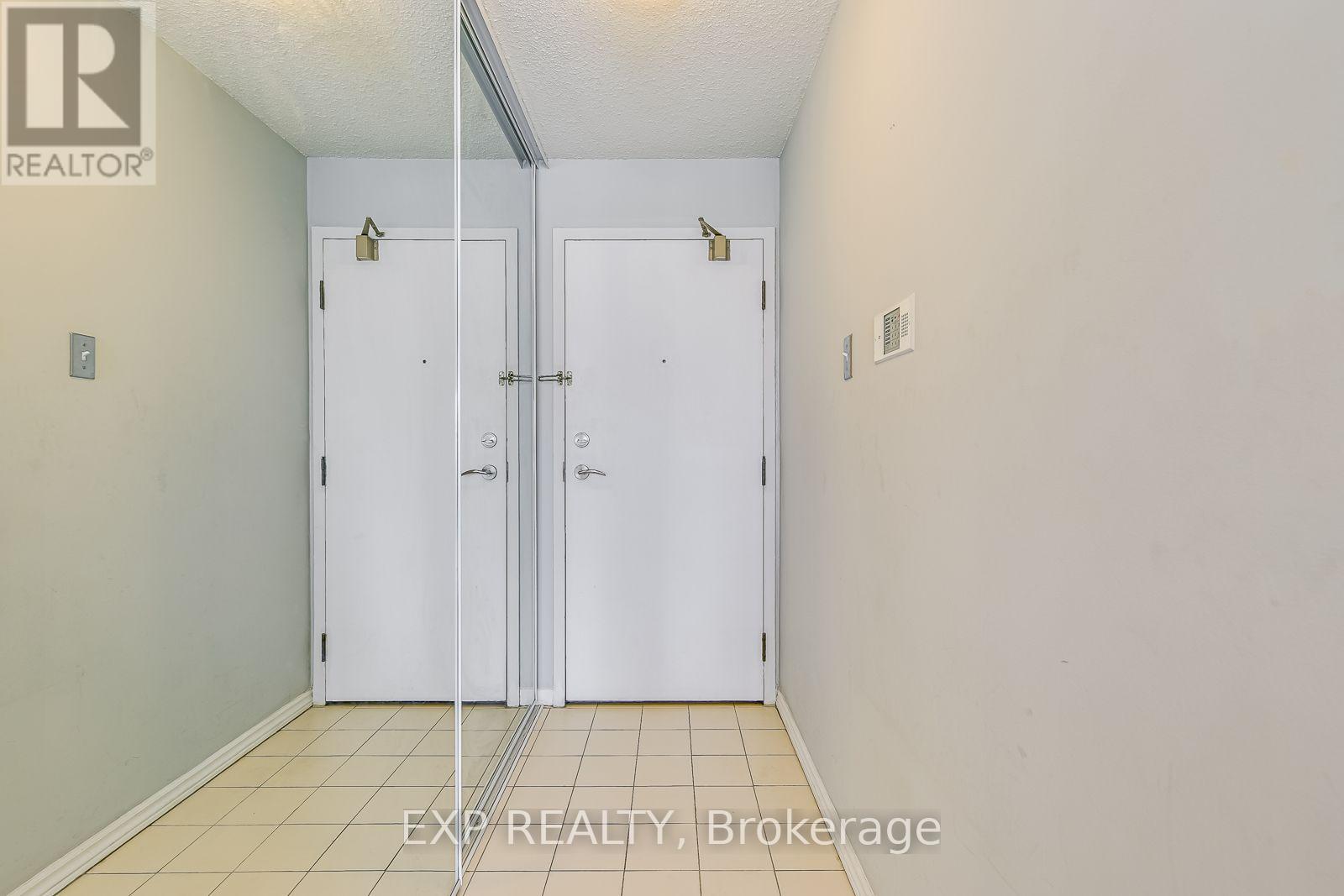 901 - 350 Rathburn Drive W, Mississauga, Ontario  L5B 3Y2 - Photo 3 - W12706968