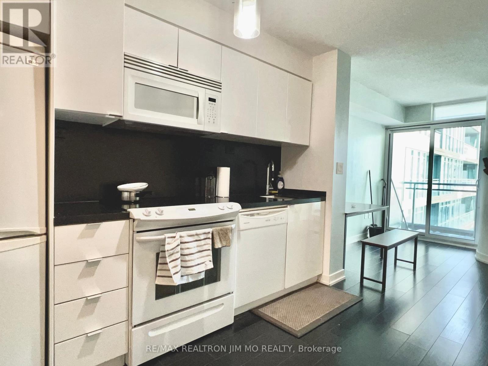 823 - 10 Capreol Court, Toronto (Waterfront Communities), Ontario  M5V 4B3 - Photo 4 - C12760702