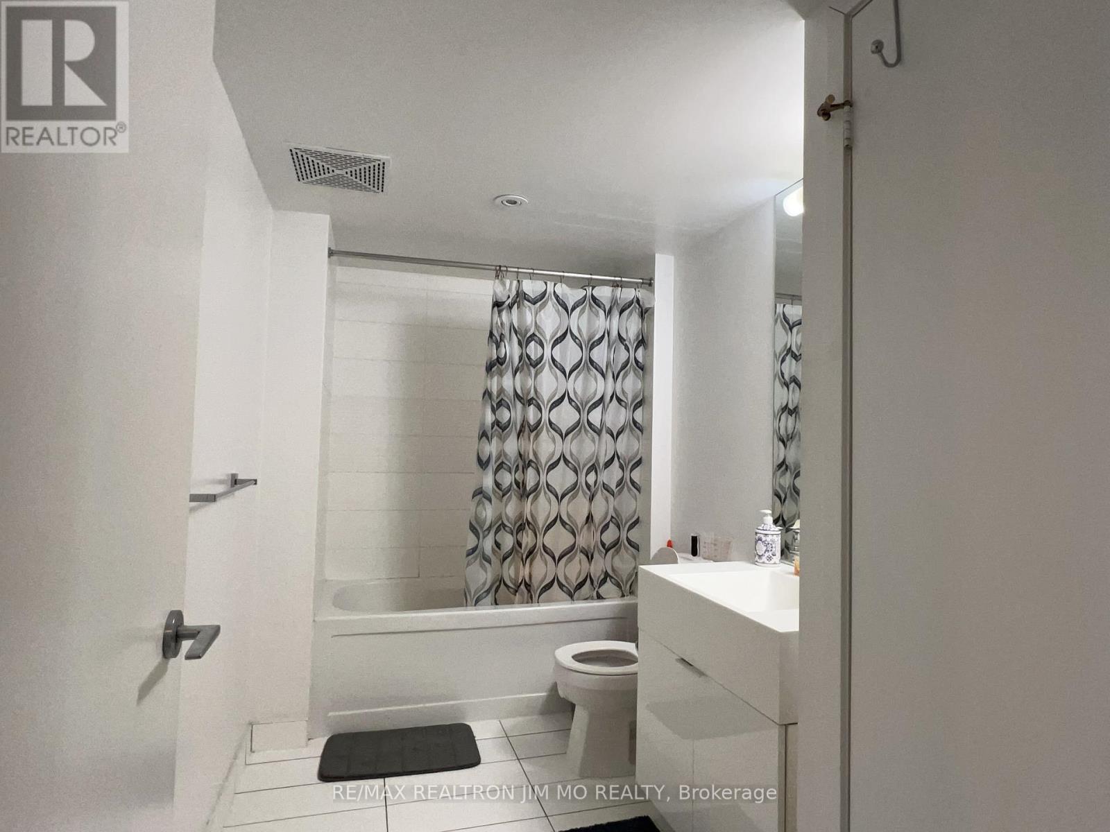 823 - 10 Capreol Court, Toronto (Waterfront Communities), Ontario  M5V 4B3 - Photo 8 - C12760702