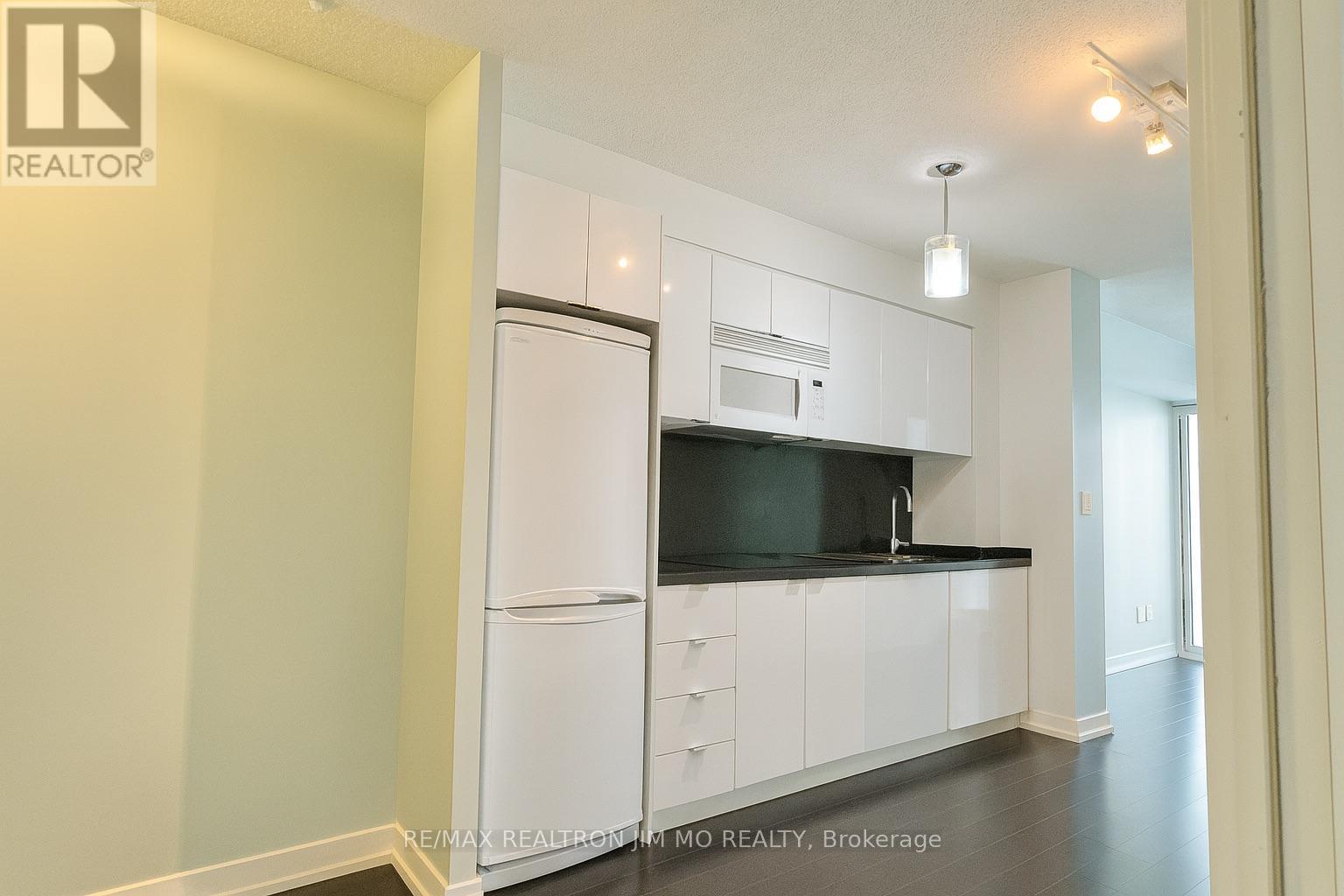 823 - 10 Capreol Court, Toronto (Waterfront Communities), Ontario  M5V 4B3 - Photo 3 - C12760702