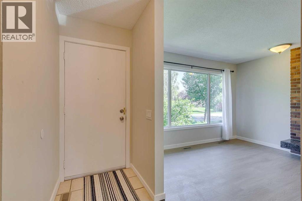 2823 Dover Ridge Drive Se, Calgary, Alberta  T2B 2L2 - Photo 2 - A2267622