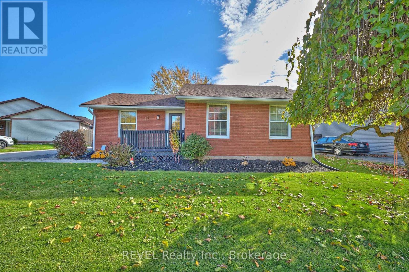 11 Newleaf Crescent, Welland, Ontario  L3C 6B4 - Photo 8 - X12769450