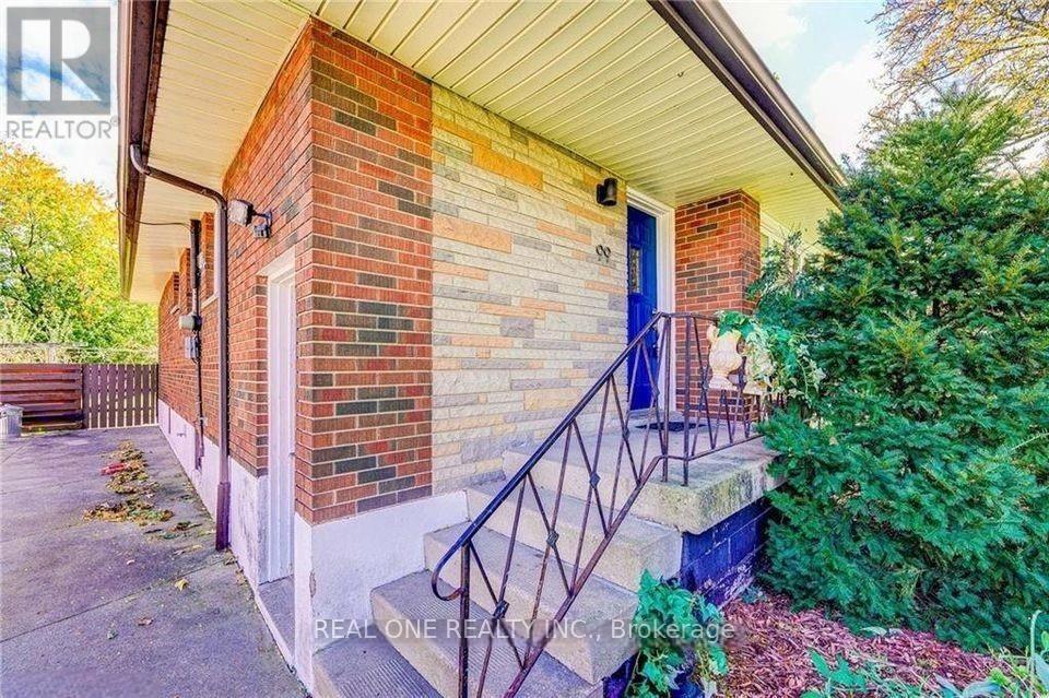 Upper - 99 Warren Avenue, Hamilton, Ontario  L9A 3C7 - Photo 2 - X12769488