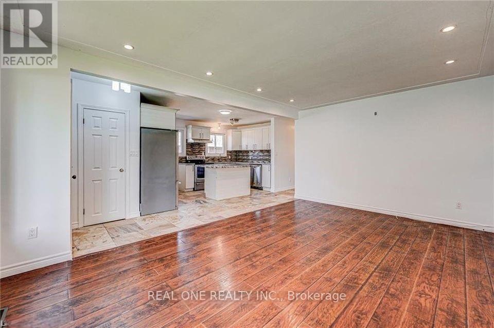 Upper - 99 Warren Avenue, Hamilton, Ontario  L9A 3C7 - Photo 4 - X12769488