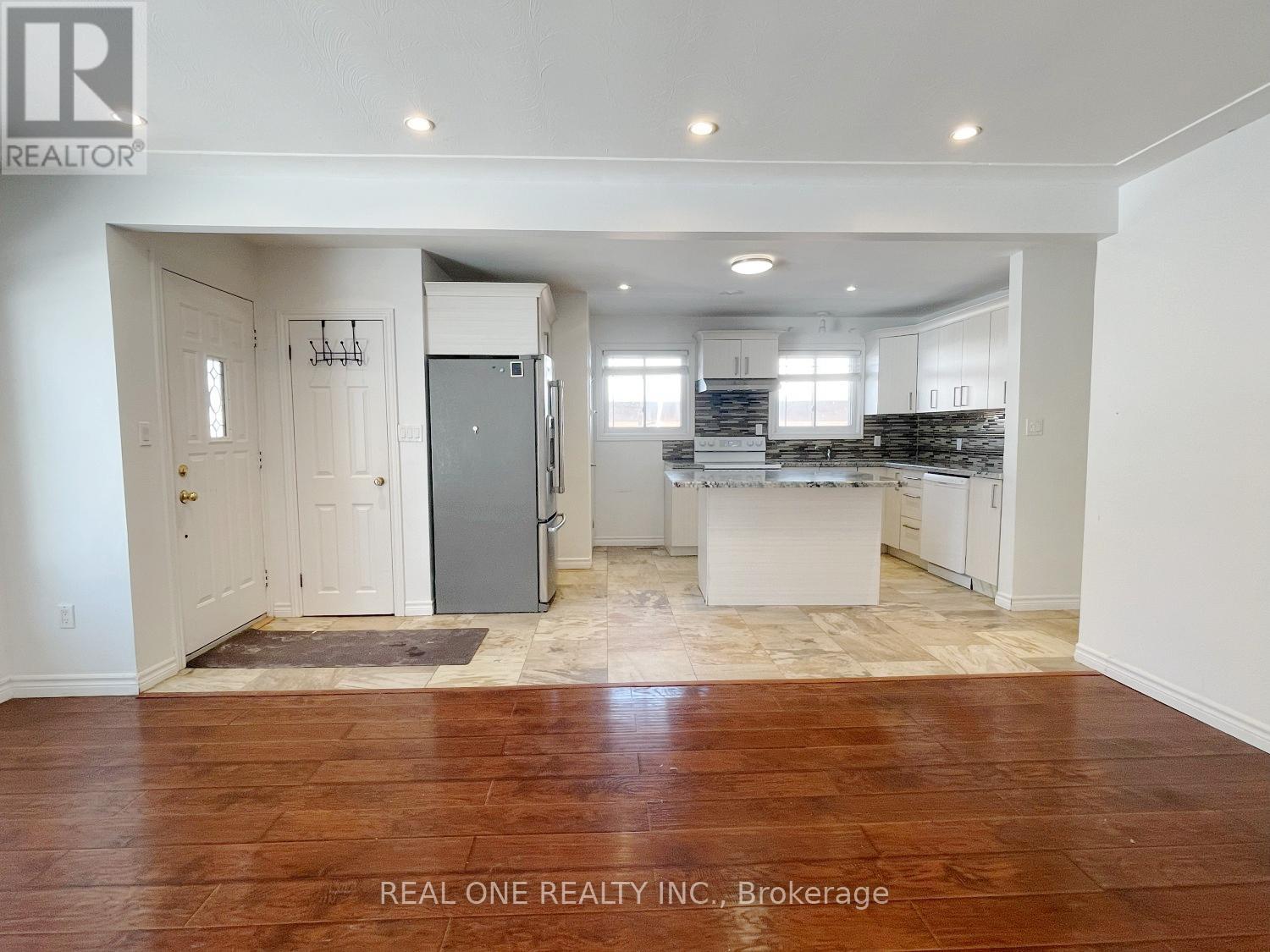 Upper - 99 Warren Avenue, Hamilton, Ontario  L9A 3C7 - Photo 5 - X12769488