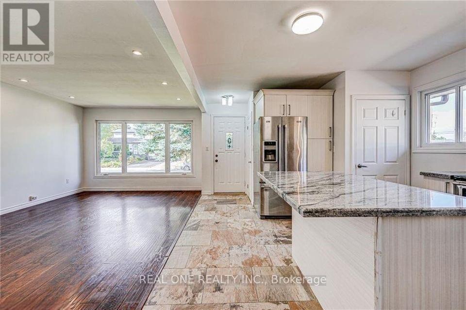 Upper - 99 Warren Avenue, Hamilton, Ontario  L9A 3C7 - Photo 9 - X12769488