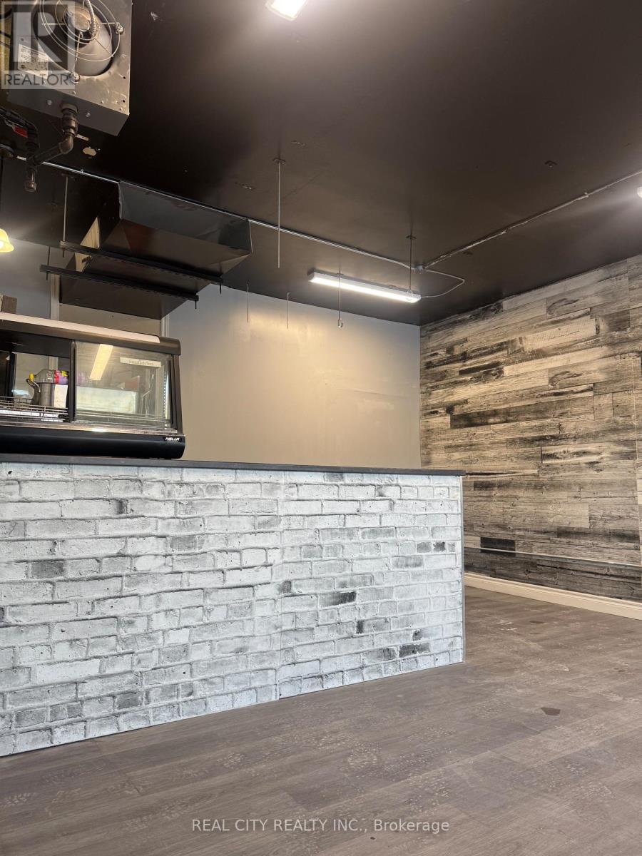 127 - 127 NORTH SERVICE ROAD E, Oakville, Ontario