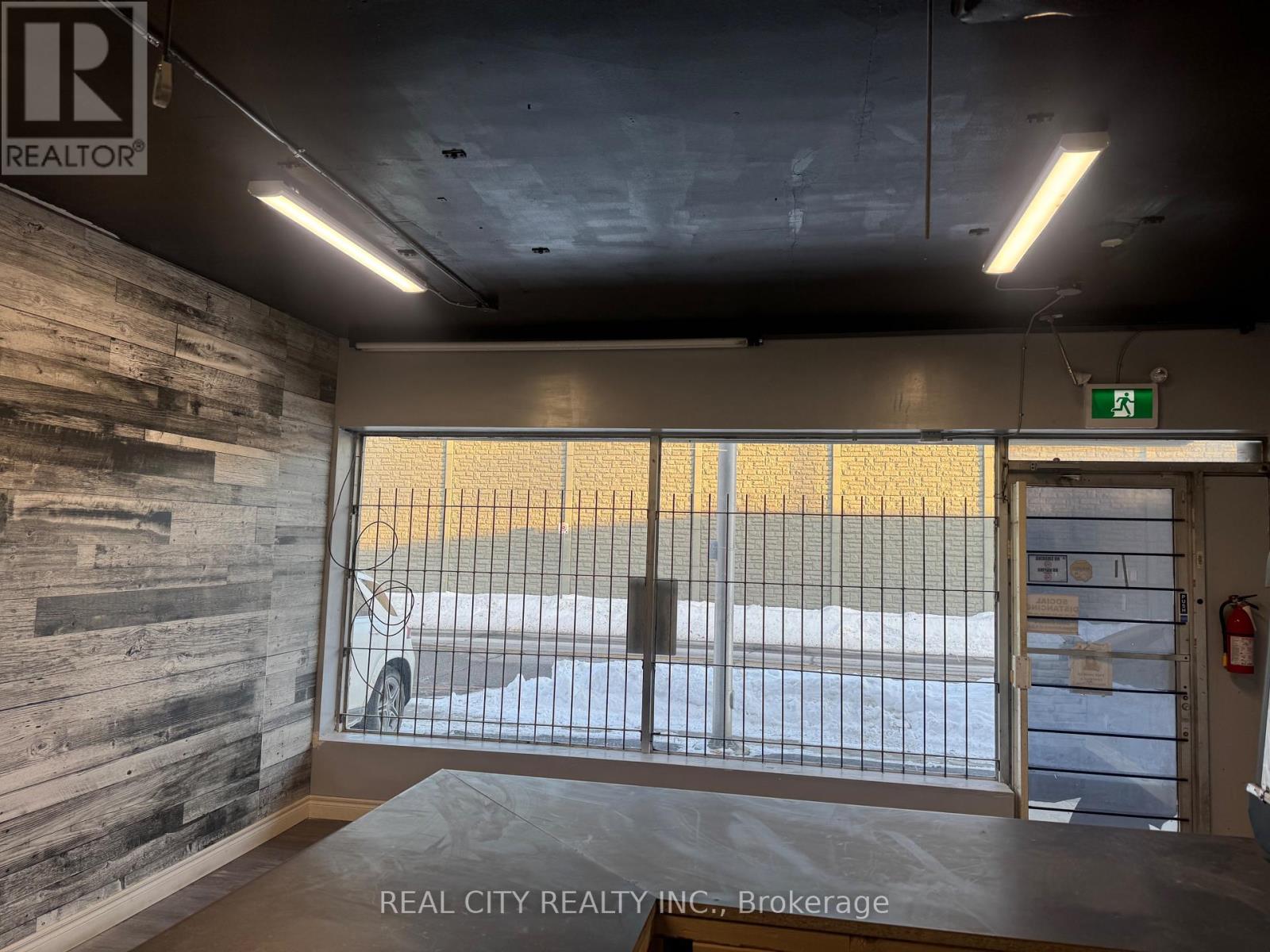 127 - 127 North Service Road E, Oakville (Cp College Park), Ontario  L6H 1A3 - Photo 2 - W12736888