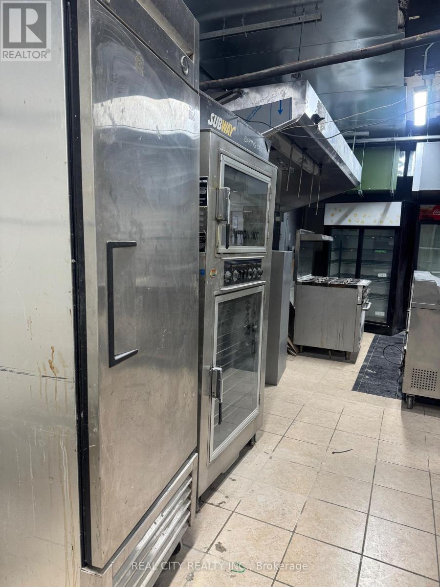 127 - 127 North Service Road E, Oakville (Cp College Park), Ontario  L6H 1A3 - Photo 4 - W12736888